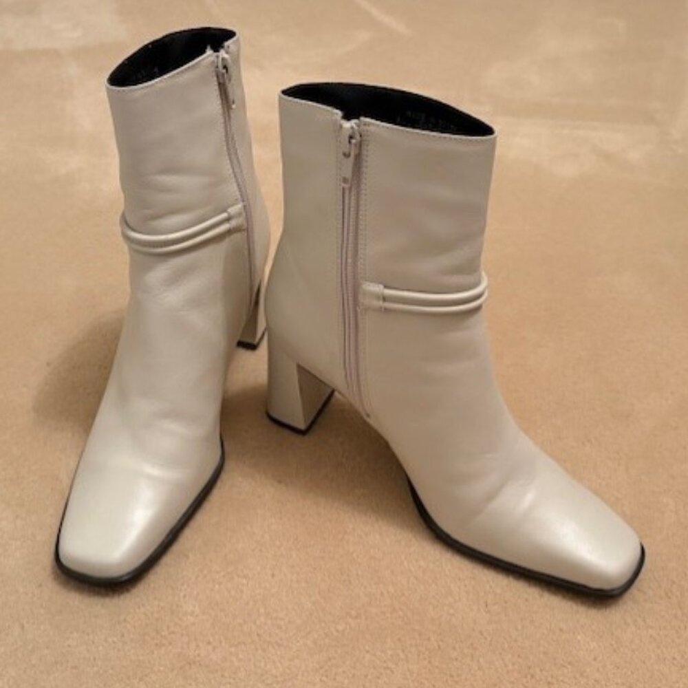 Amada Smith White Leather Bootie 8 1/2 M
